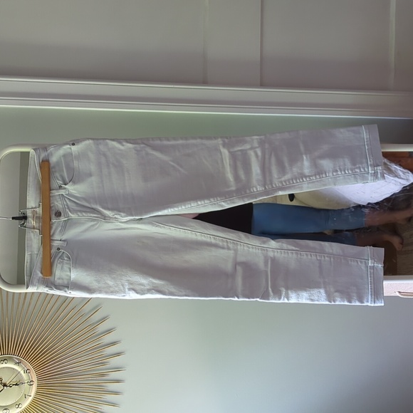 Levi's Classic Mid Rise Skinny White Jeans - Picture 5 of 6